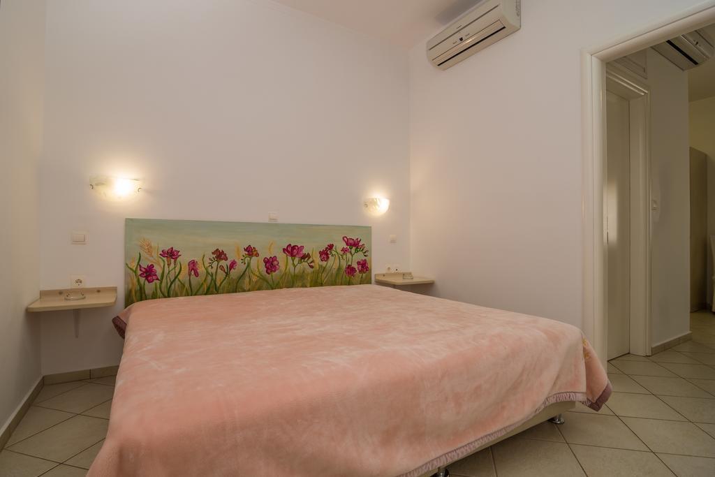 Manto Studios Palaiochora Bagian luar foto