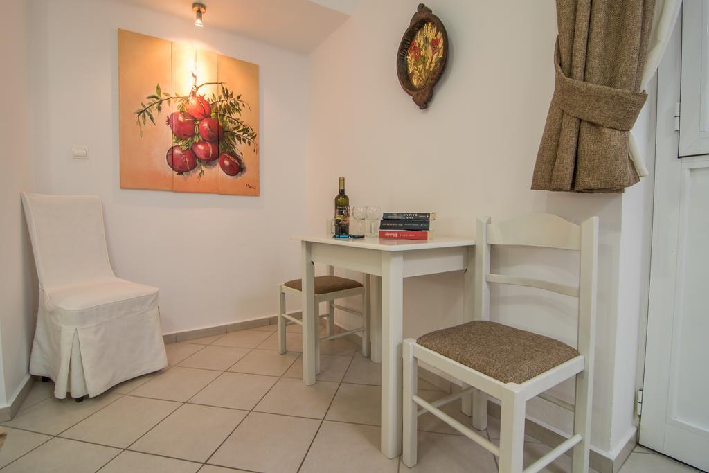 Manto Studios Palaiochora Bagian luar foto