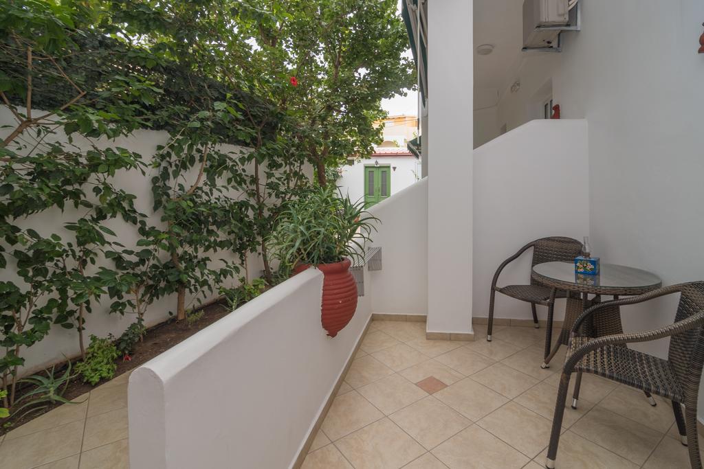 Manto Studios Palaiochora Bagian luar foto